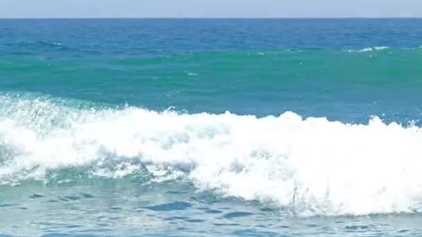 Пейзаж с океанскими волнами — стоковое видео