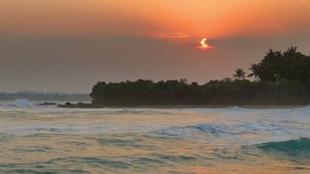 Puesta de sol tropical en la playa — Vídeos de Stock