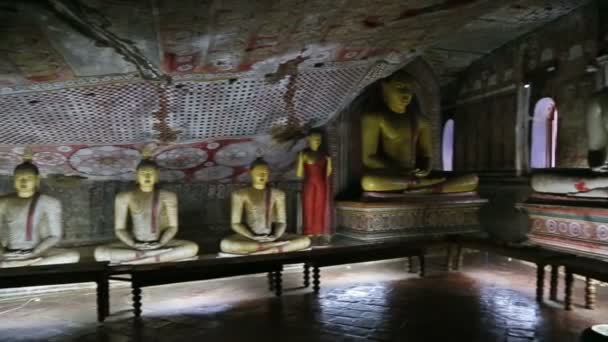 Buddha szobor a templomban — Stock videók