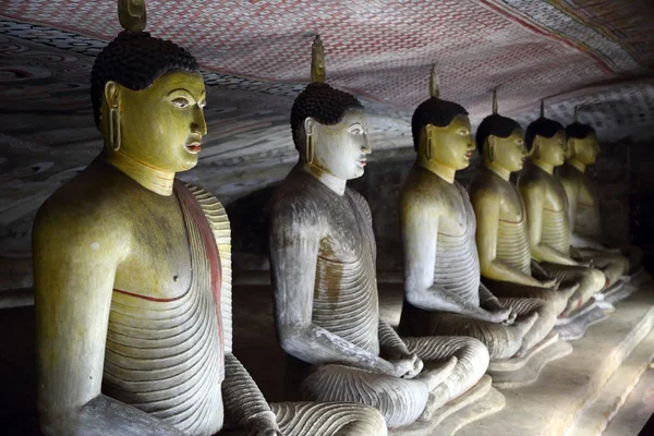 Buddha statuer i Dambulla Cave Temple - Stock-foto