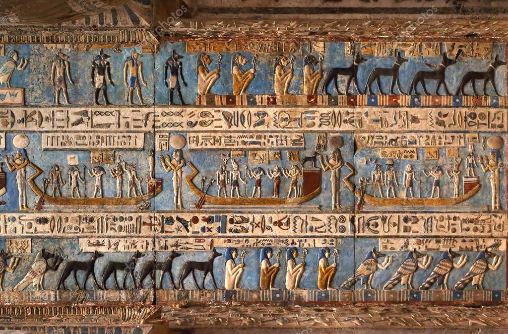 Hieroglyphic carvings in ancient egyptian temple — Stock Photo