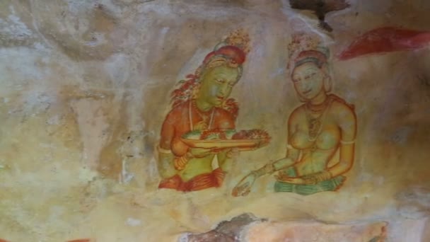 Frescos en la antigua fortaleza rocosa de Sri Lanka — Vídeos de Stock