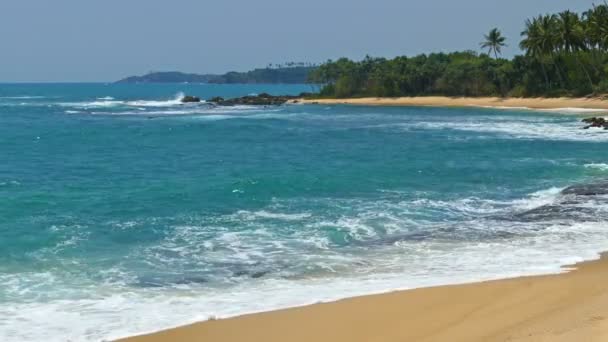 Zee golven op tropisch strand — Stockvideo