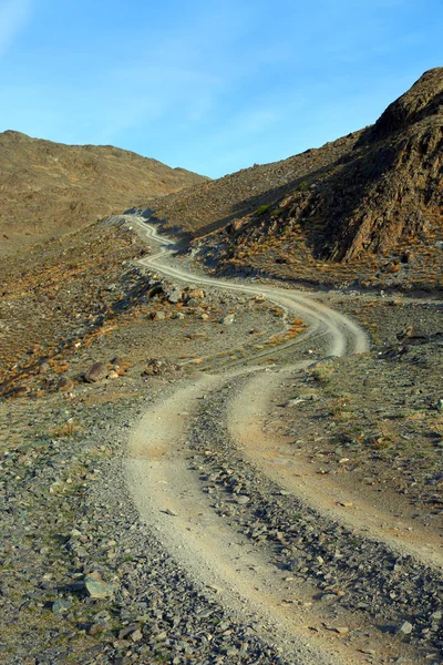 Dolambaçlı bir dağ yolu — Stok fotoğraf