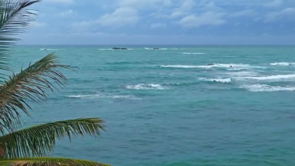 Tenger viharos táj felett a sziklás tengerpart — Stock videók