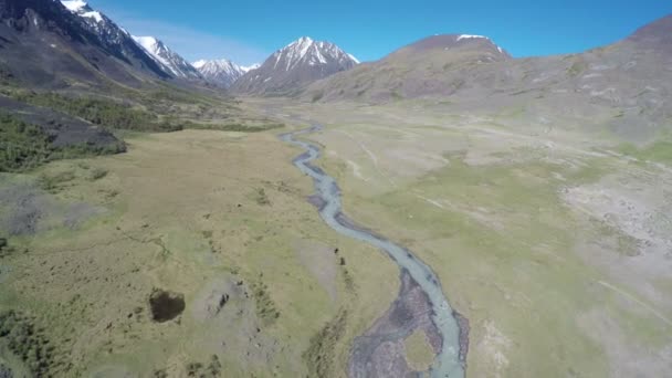Полет над горной рекой на Алтае — стоковое видео