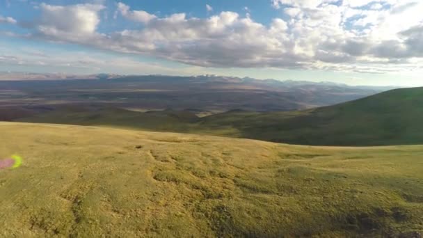 Vol au-dessus de la vallée de montagne Altaï — Video