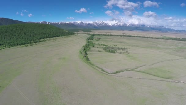 Volo sulla valle della montagna - Altai — Video Stock