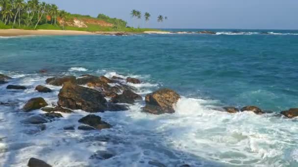 Meereswellen am tropischen Strand am Abend — Stockvideo