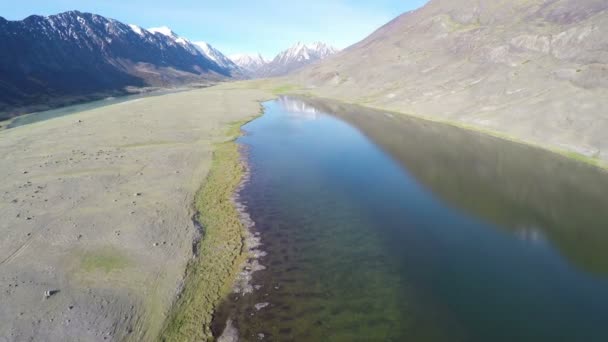 Flight over mountain lake in Altay — Stock Video