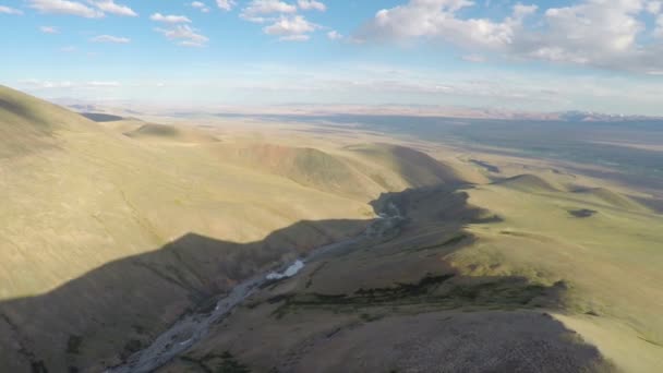 Flug über das Gebirgstal - Altai — Stockvideo