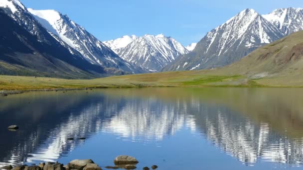 Paisaje de montaña con lago en Altay — Vídeos de Stock