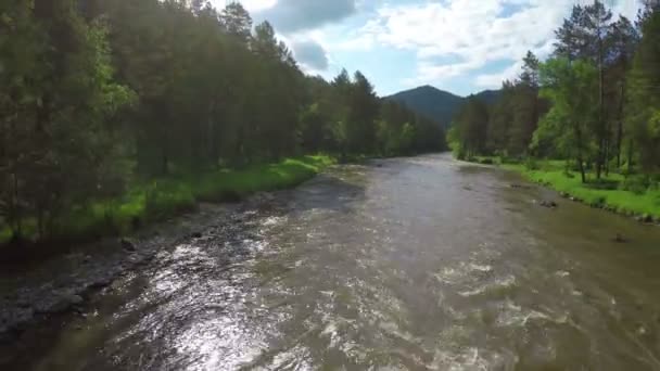 Політ над гірською річкою — стокове відео