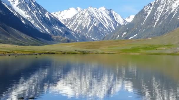 Horská krajina s jezerem v pohoří Altaj — Stock video