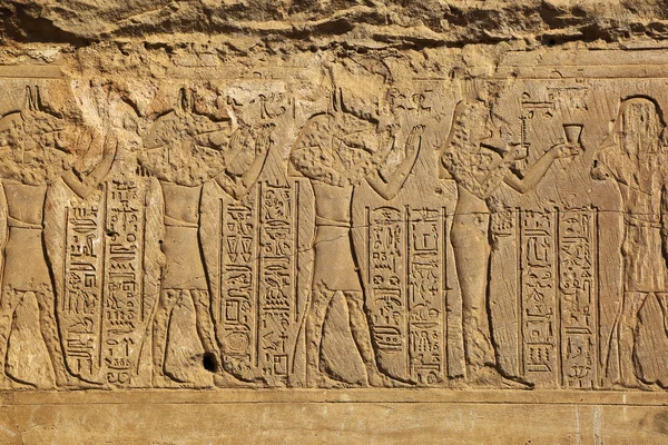 Hieroglyfiska sniderier i antikt egyptiskt tempel — Stockfoto