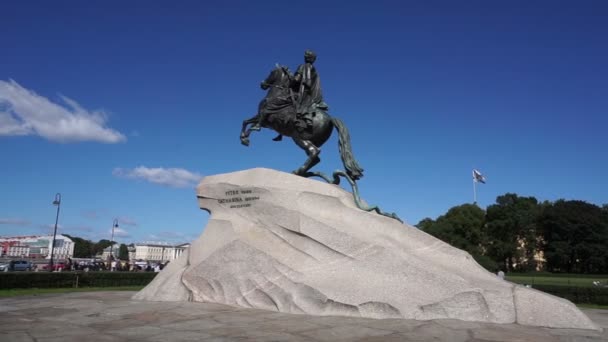 Andando em torno de Peter I estátua famosa — Vídeo de Stock