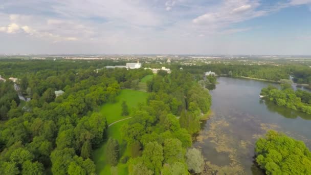 Vliegen over Catherine park en paleis — Stockvideo