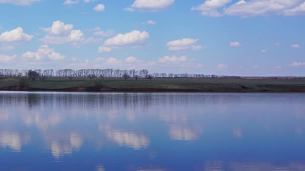 云彩映在湖中 — 图库视频影像