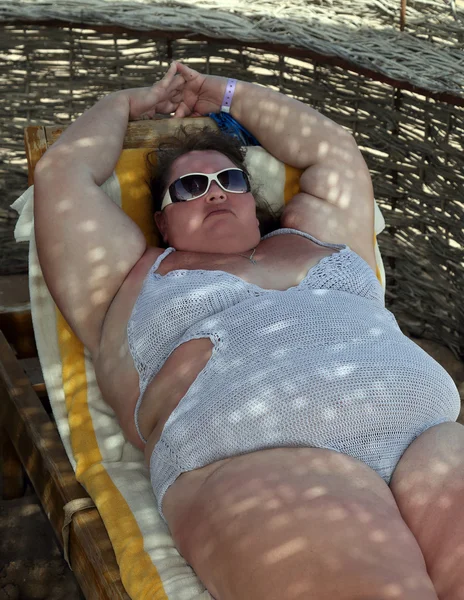 Overweight woman on beach — Stock Photo, Image