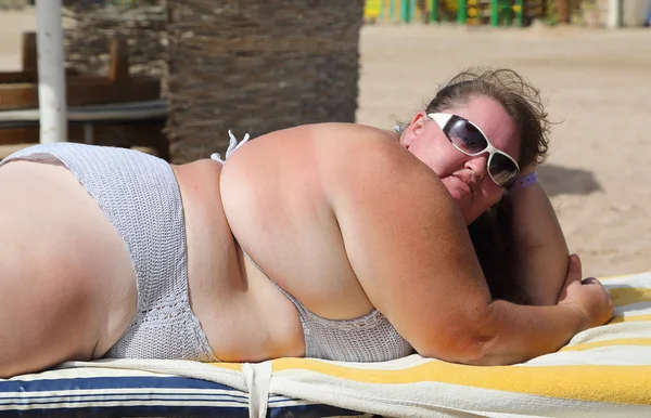 Overweight woman on beach — Stock Photo, Image