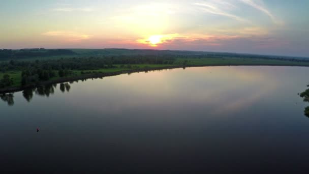 Bei Sonnenuntergang über Fluss fliegen — Stockvideo