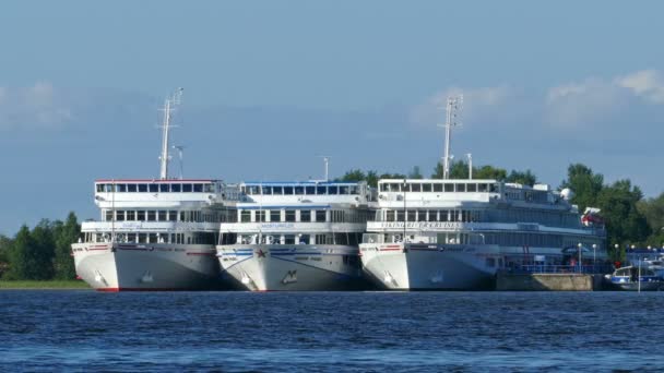 Três navios de passageiros no Lago Onega — Vídeo de Stock