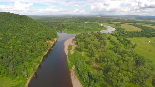 Latanie nad letnią rzeką, Rosja — Wideo stockowe