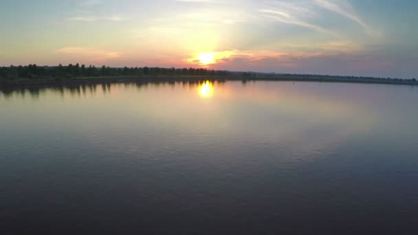 Sobrevolando el río al atardecer — Vídeos de Stock