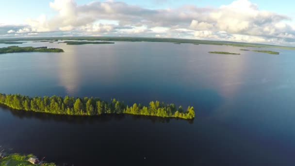 Sobrevolando el lago Shuezero en Karelia — Vídeo de stock