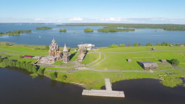 Volando sobre la isla de Kizhi en Karelia — Vídeo de stock