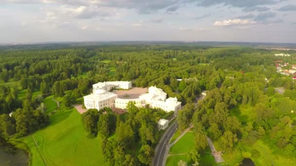 Voando sobre parque e palácio em Pavlovsk — Vídeo de Stock