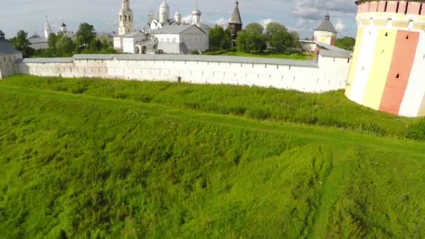 Vliegen over het Spaso-Prilutsky-klooster in Vologda — Stockvideo