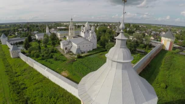 Пролетая над Спасо-Прилуцким монастырем в Вологде — стоковое видео