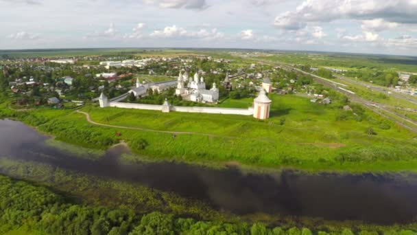 Voando sobre o mosteiro Spaso-Prilutsky em Vologda — Vídeo de Stock
