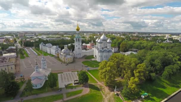 Vliegen over het centrale plein van de stad Vologda — Stockvideo