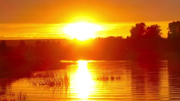 Zonsondergang rivierlandschap — Stockvideo