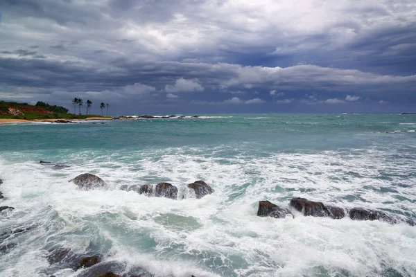 Mar paisaje tormentoso sobre la costa rocosa — Foto de Stock