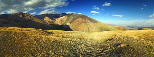 Panorama de las montañas de Altai al atardecer —  Fotos de Stock