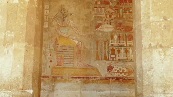 Древние изображения Египта на стене в Луксоре — стоковое видео