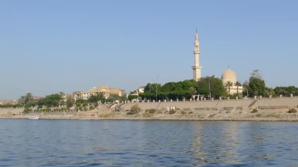 Blick auf Luxor vom Boot aus — Stockvideo