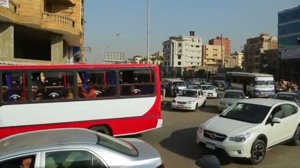 Utsikt från fönstret i bussen på gatorna i Kairo — Stockvideo