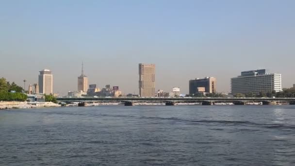 Blick auf Kairo vom Boot aus — Stockvideo