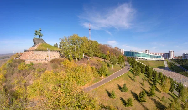 Aerial view on Ufa with Salavat Yulaev monument — Stock Photo, Image