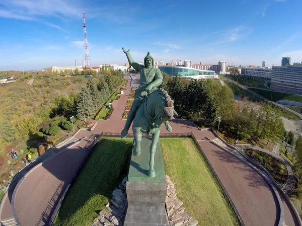 Vista aérea sobre o monumento Salavat Yulaev em Ufa — Fotografia de Stock