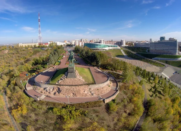 Пташиного польоту на пам'ятник Уфи і Салават Юлаєв — стокове фото