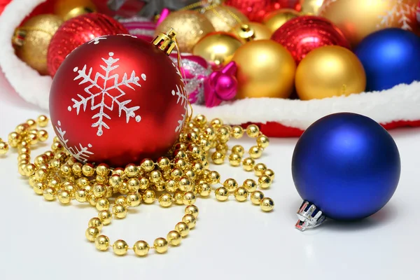 Bolas de Natal, brinquedos, guirlanda em saco vermelho — Fotografia de Stock