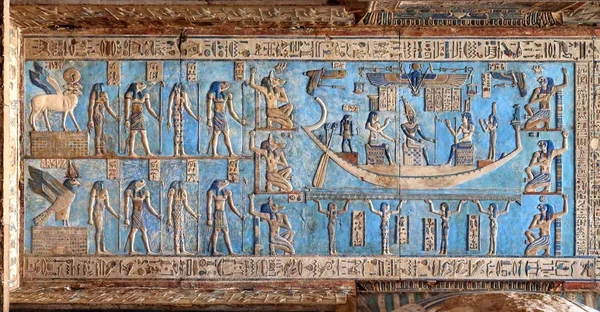 Hieroglyfické řezby ve starověkém egyptském chrámu Stock Snímky