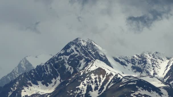 白雪覆盖的山峰 — 图库视频影像