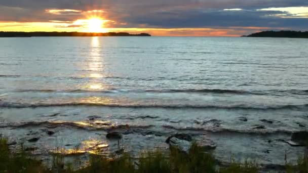 Puesta de sol en el lago Onega — Vídeo de stock