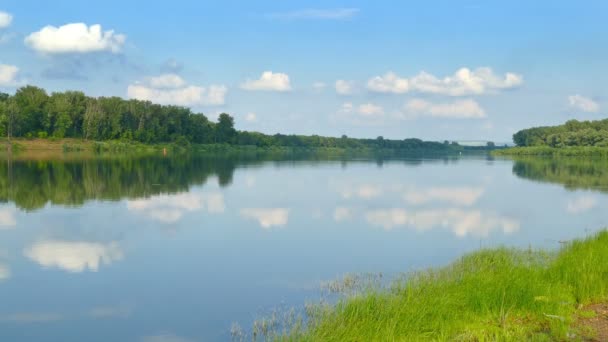 Paisaje con río y nubes — Vídeos de Stock